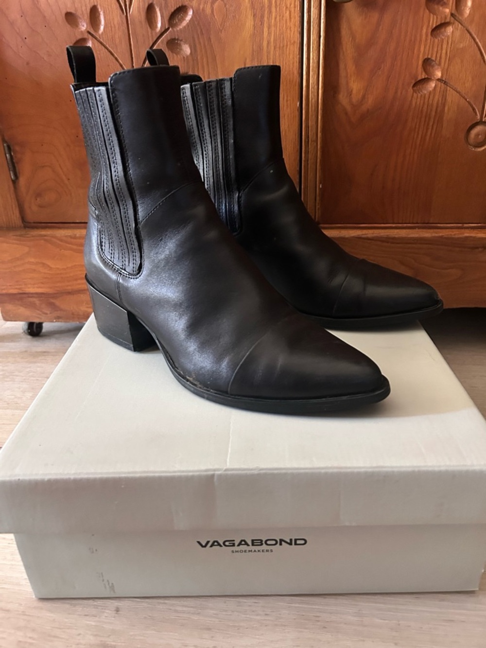 Vagabond Black Leather Pointed Chelsea Booties